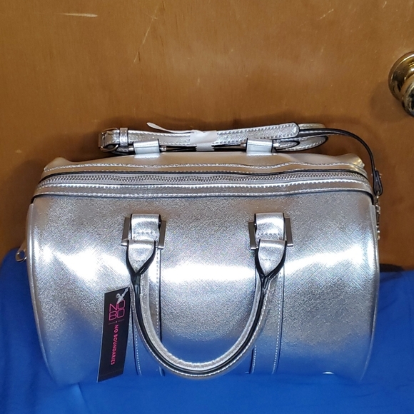 🎉Host Pick🎉 Silver Barrel Handbag With Strap - Picture 2 of 6